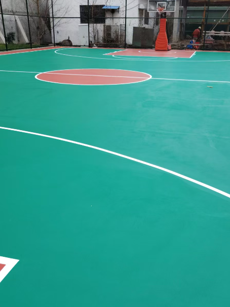 龙圩 球场长期使用易出现地面开裂